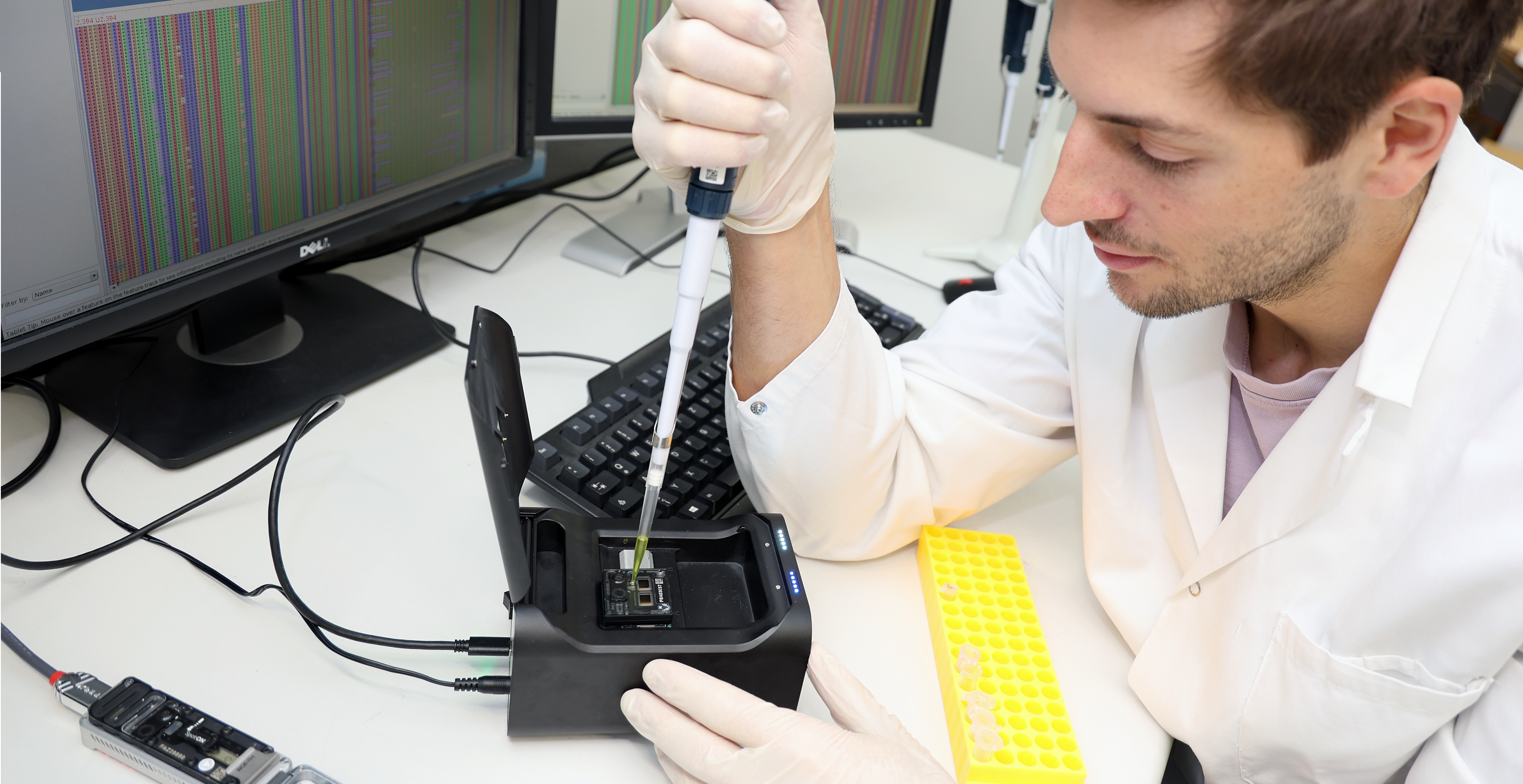 Loading the Promethion P2 Solo system with a long-read sequencing library (© MUI/D. Bullock).